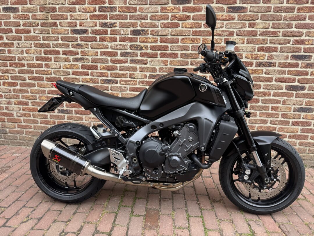 Yamaha MT09  tech black akrapovic 2023 €9950